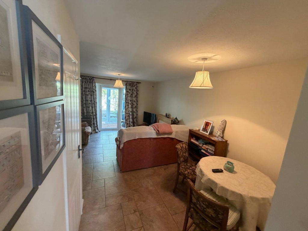 Lot: 131 - TWO-BEDROOM HOUSE FOR INVESTMENT OR OCCUPATION - Open plan living room and dining room